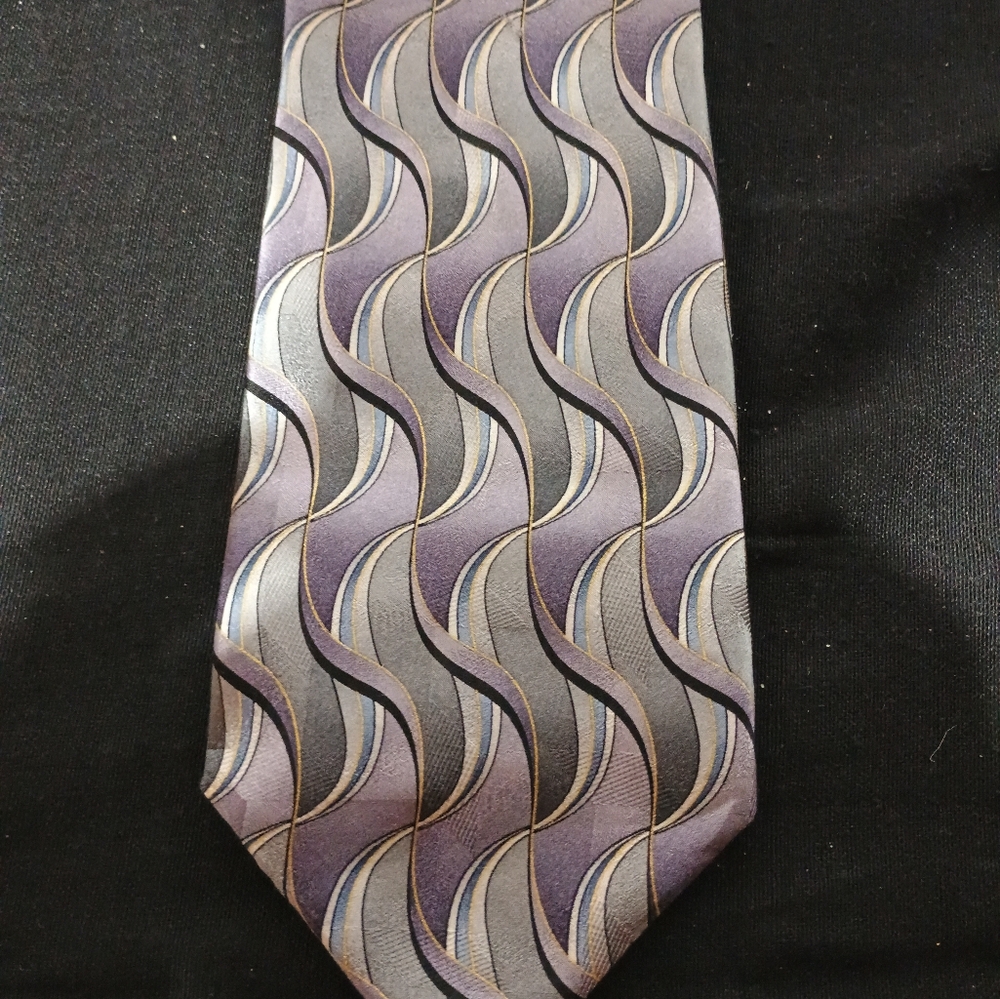 Stylish Purple and Gray Wavy Pattern Tie